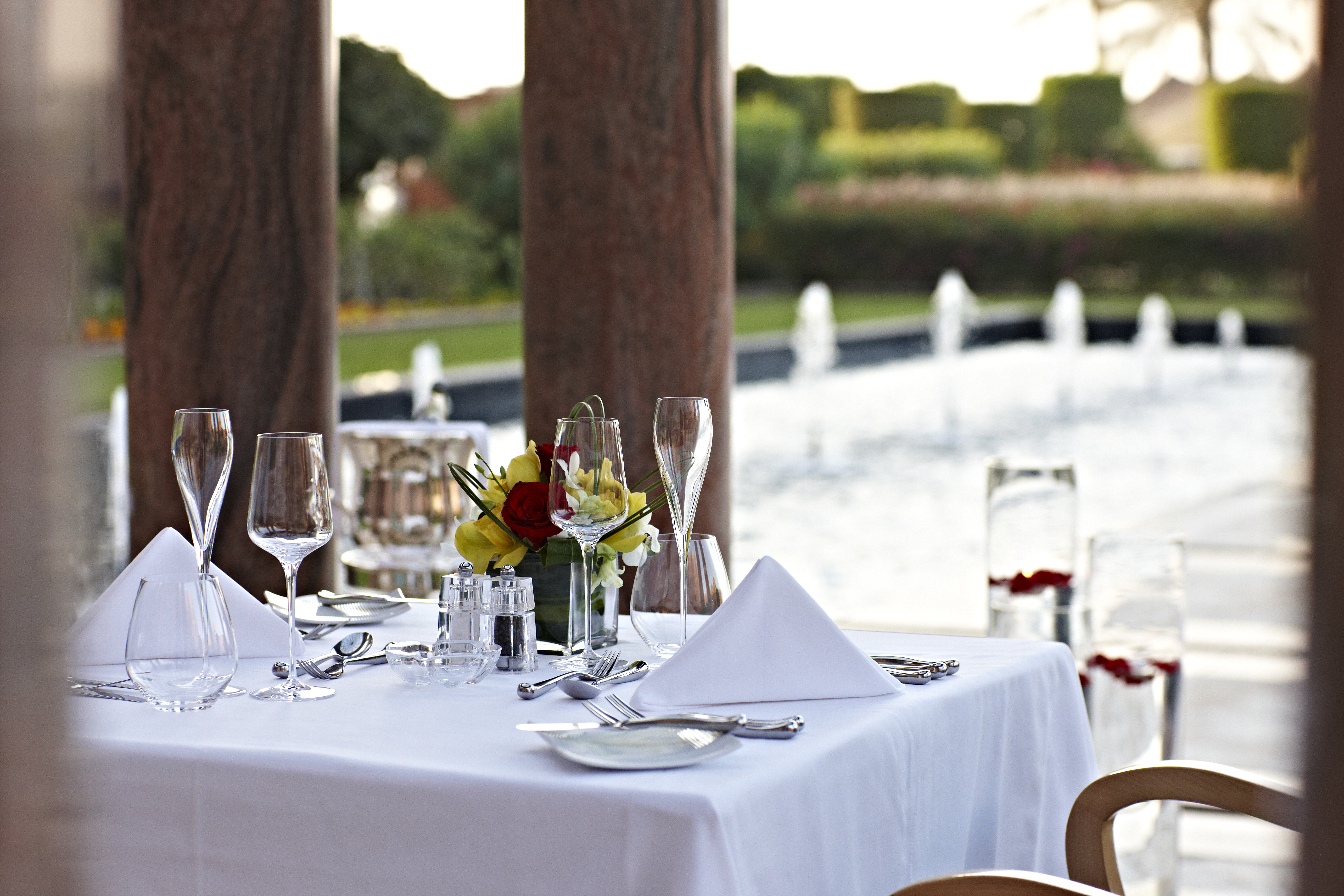 بالصور: زفاف الأحلام الإمارات 2013 Wedding Table Set Up.jpg